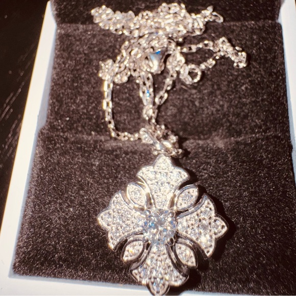 New Elegant Silver Pendant Necklace